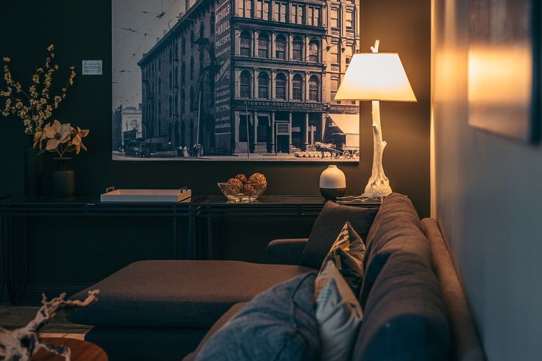 Как спланировать освещение в интерьере с темными стенами?
