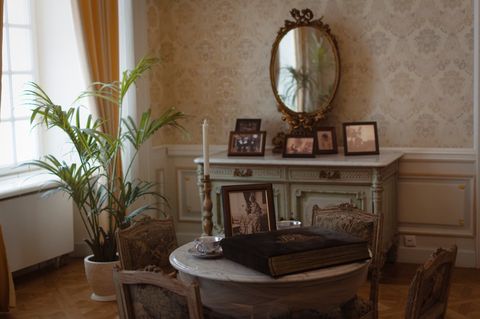Почему сухой воздух опасен для антиквариата и дерева: физика процесса